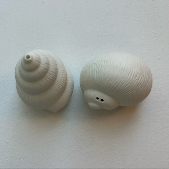 Vintage Lenox Aerin white ceramic seashell salt and pepper shakers - Picture 2 of 5
